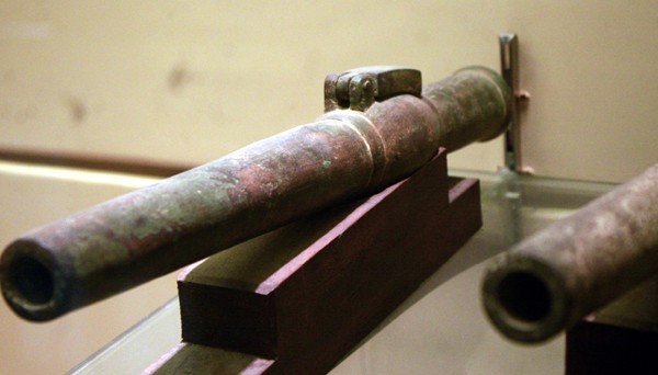 Từ thời Trần cho đến thời Nguyễn trải qua hơn 500 năm có những sự đổi thay, nhưng sự tiến bộ về kỹ thuật khá chậm chạp. Dù kích thước to nhỏ, súng cơ bản vẫn là hình ống tròn dài, được đúc bằng chất liệu đồng, gang, hay sắt cuốn. Súng chia ra phần nạp thuốc và phần nạp đạn.